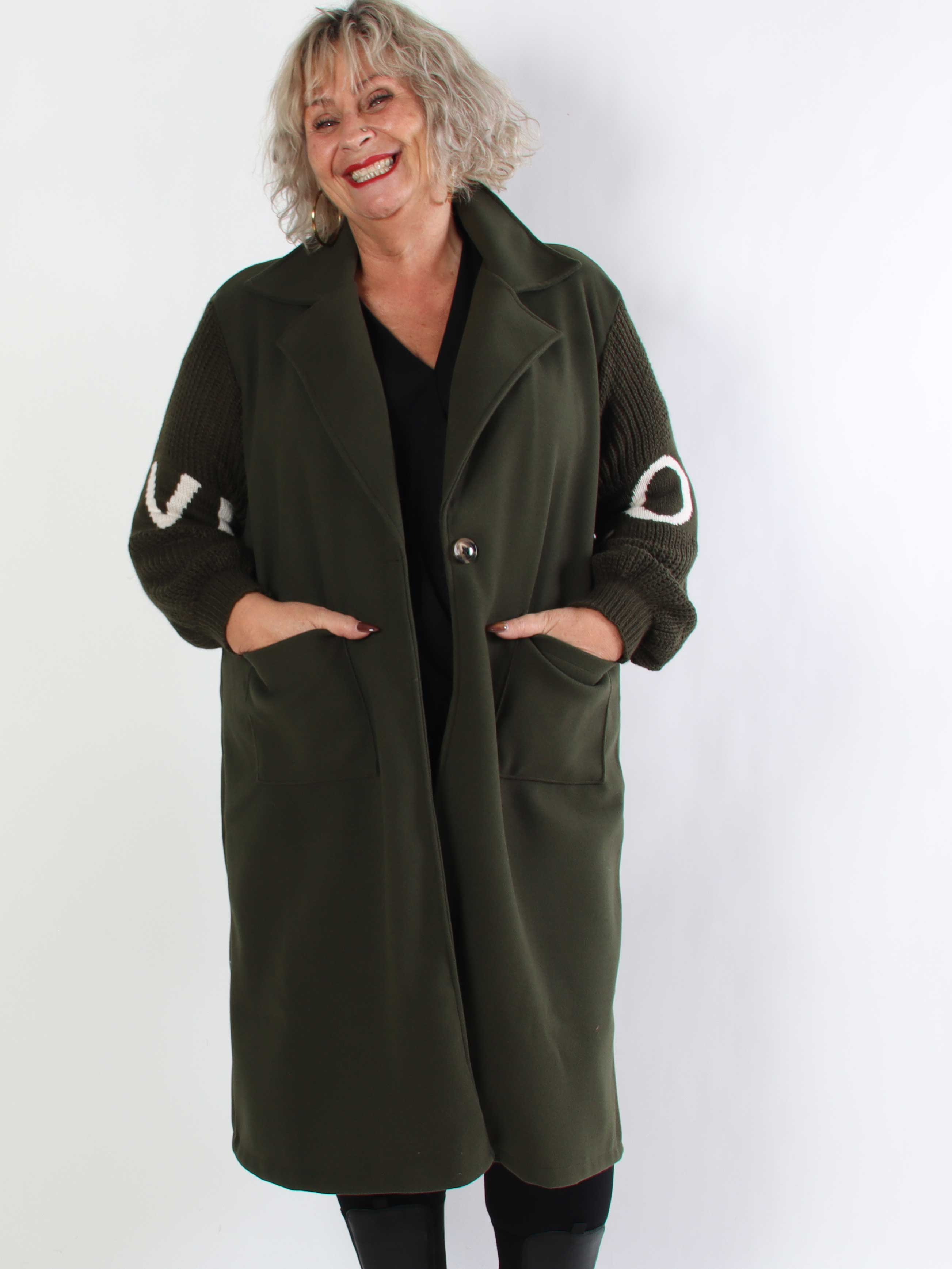 Debbie Midi - Fin plus size frakke med strikærmer